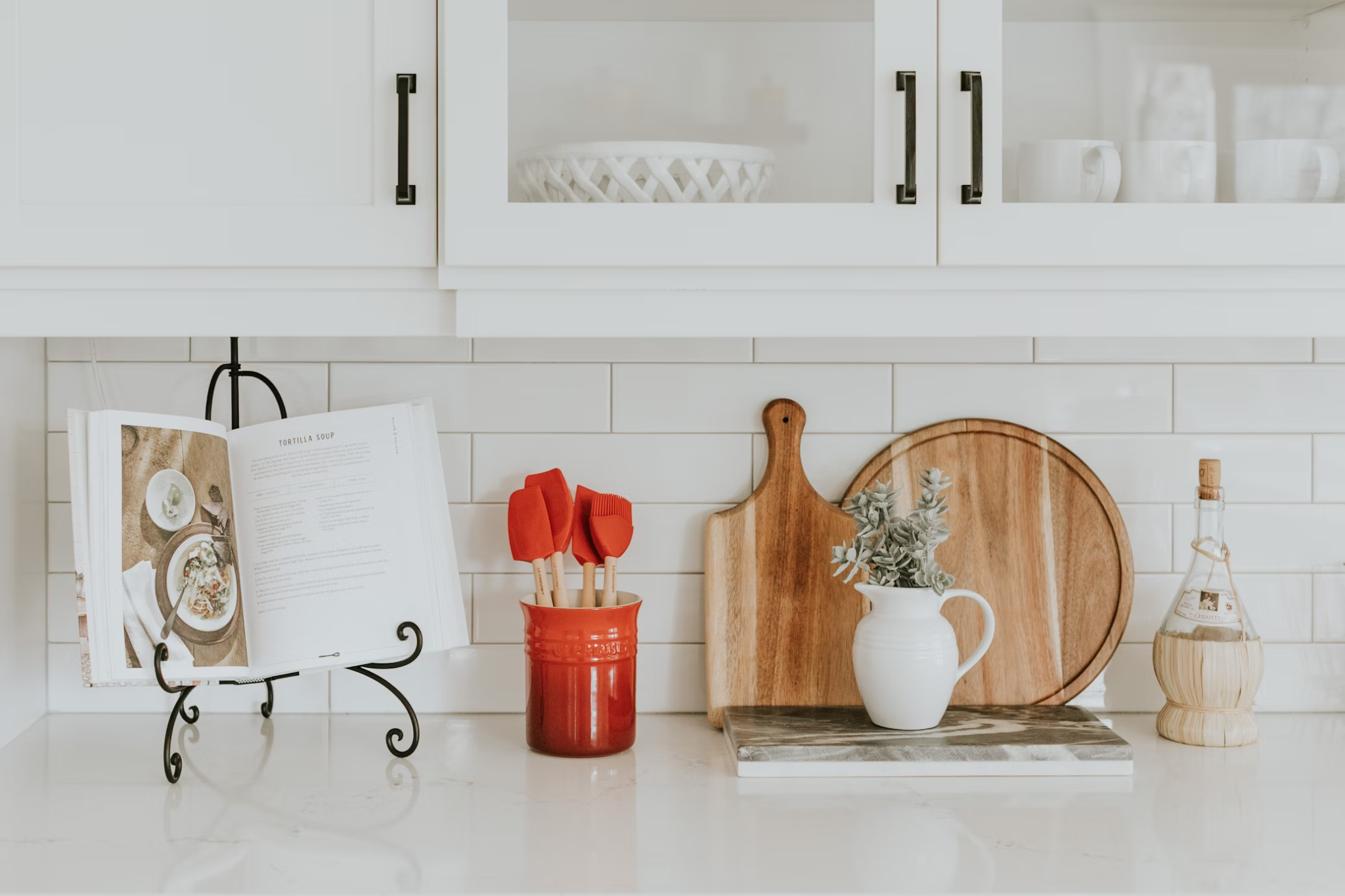 How to Pick the Colour of the Kitchen Cabinets When You Have a Small Space