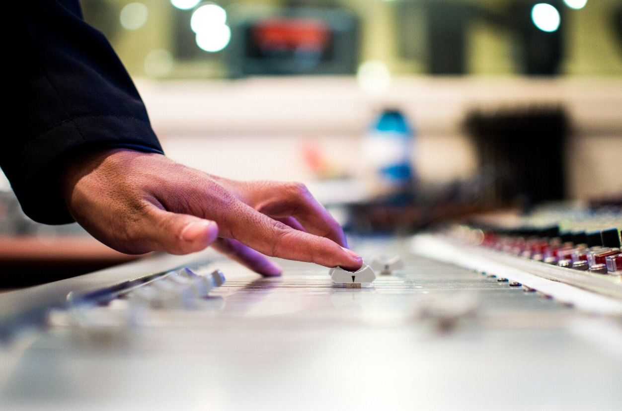 How to Choose the Best DJ Services for Your Wedding Day